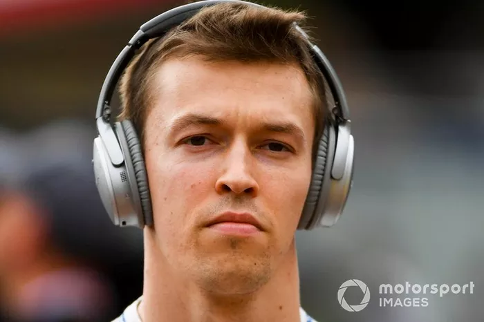 De hecho quien se rumoreó que podría ser su sustituto es... ¡Daniil Kvyat! El ruso va y viene entre Red Bull, Toro Rosso y fuera de la F1, pero no se espera que pase de nuevo al 'primer equipo'.