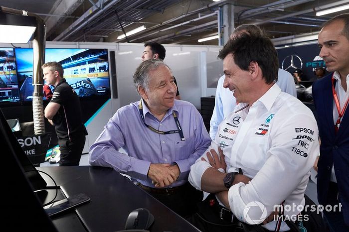 Jean Todt, Presidente de la FIA con Toto Wolff, Director Ejecutivo (Negocios) de Mercedes AMG, en el garaje de Mercedes