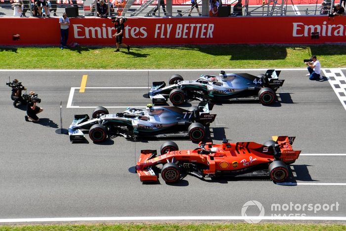 Los tres primeros clasificados Valtteri Bottas, Mercedes AMG W10, Lewis Hamilton, Mercedes AMG F1 W10 y Sebastian Vettel, Ferrari SF90, se estacionan en la parrilla de salida después de la calificación