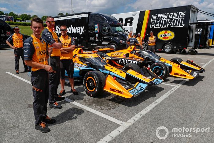 Patricio O'Ward, Arrow McLaren SP Chevrolet, Felix Rosenqvist, Arrow McLaren SP Chevrolet, las tripulaciones esperan para inspeccionar los coches