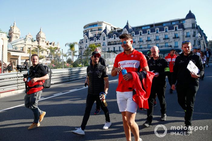 Jake Dennis, Andretti Motorsport, pasea por la pista con sus ingenieros