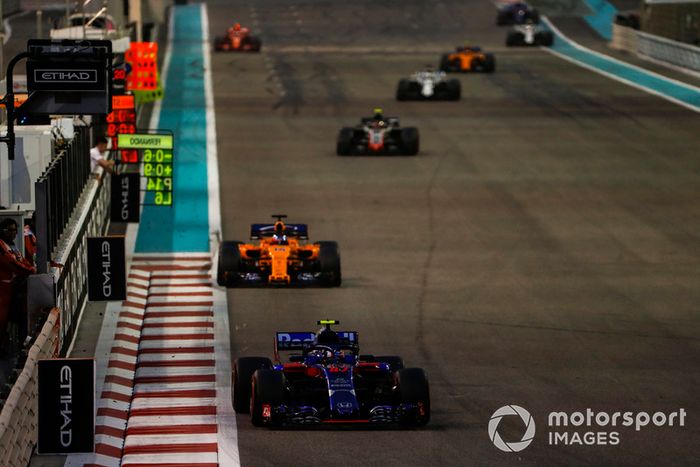 Pierre Gasly, Scuderia Toro Rosso STR13, leads Fernando Alonso, McLaren MCL33, y Kevin Magnussen, Haas F1 Team VF-18