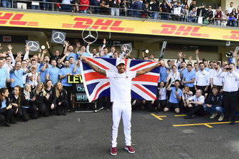 Lewis Hamilton, Mercedes AMG F1 celebrates with his team