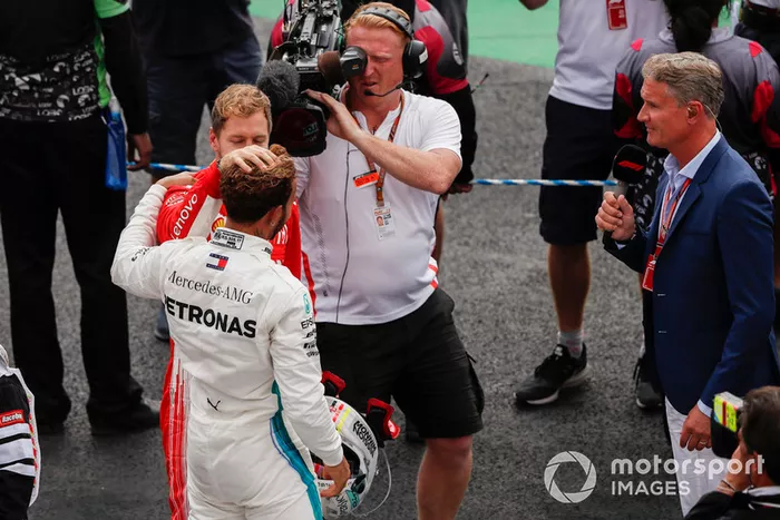 El rival del título Sebastian Vettel, Ferrari, ofrece sus felicitaciones al ganador del campeonato de pilotos Lewis Hamilton, Mercedes AMG F1