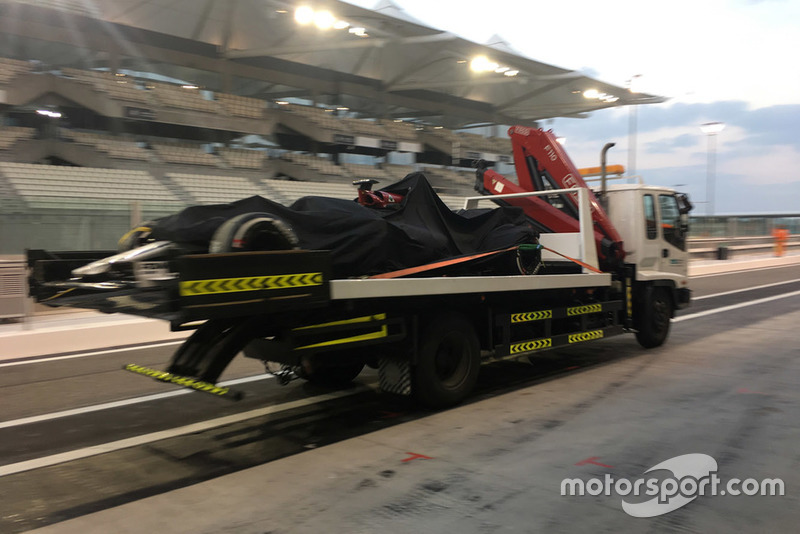 La Sauber C37 di Kimi Raikkonen, viene riportata in pitlane con un camion
