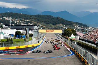 Valtteri Bottas, Mercedes AMG F1 W09, lidera a Lewis Hamilton, Mercedes AMG F1 W09, Sebastian Vettel, Ferrari SF71H, Kimi Raikkonen, Ferrari SF71H, Kevin Magnussen, Haas F1 Team VF-18, Charles Leclerc, Sauber C37 en el inicio de la carrera