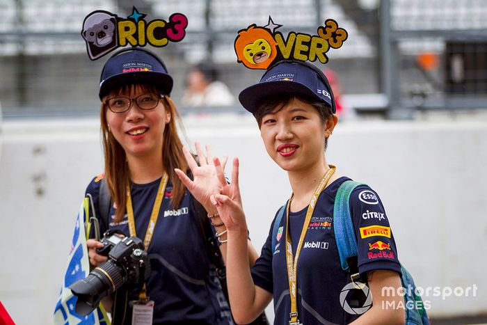 Daniel Ricciardo, Red Bull Racing y Max Verstappen, fanáticos y sombreros de Red Bull Racing