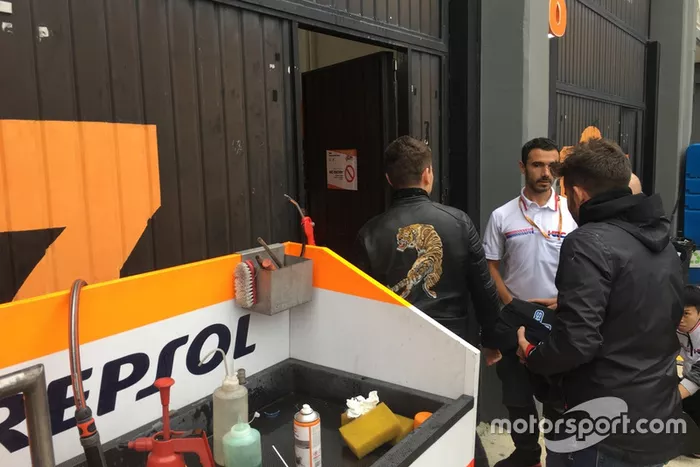 Primera entrada de Jorge Lorenzo al box de Honda