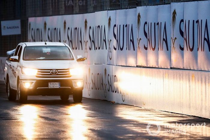 Un vehículo en la pista mojada