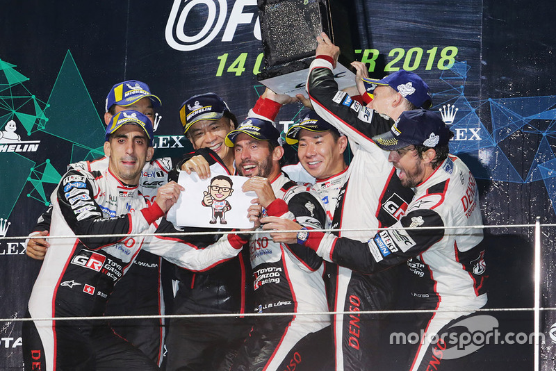 Podium LMP1 : les vainqueurs Mike Conway, Kamui Kobayashi, Jose Maria Lopez, Toyota Gazoo Racing avec Shigeki Tomoyama, président de Gazoo Racing, et les deuxièmes, Sebastien Buemi, Kazuki Nakajima, Fernando Alonso, Toyota Gazoo Racing