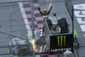 Yarış galibi Aric Almirola, Stewart-Haas Racing, Ford Fusion Smithfield Bacon for Life