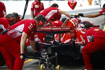 Kimi Raikkonen, Ferrari SF71H, ai box