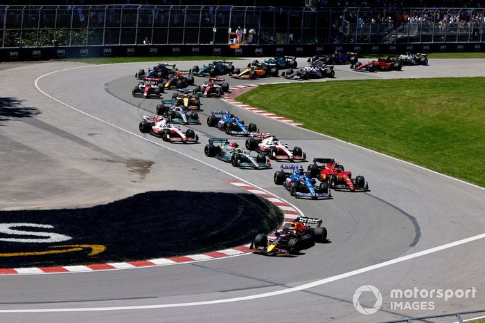 Max Verstappen, Red Bull Racing RB18, Fernando Alonso, Alpine A522, Carlos Sainz, Ferrari F1-75, Lewis Hamilton, Mercedes W13, el resto en la salida
