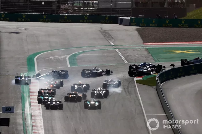 Pierre Gasly, AlphaTauri AT03, hace un trompo al inicio de la carrera
