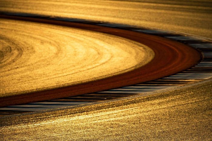 Detalle de la pista al atardecer