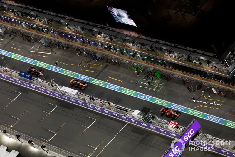 Carlos Sainz, Ferrari SF-24, Lando Norris, McLaren MCL38, Max Verstappen, Red Bull Racing RB20 dans la voie des stands. 