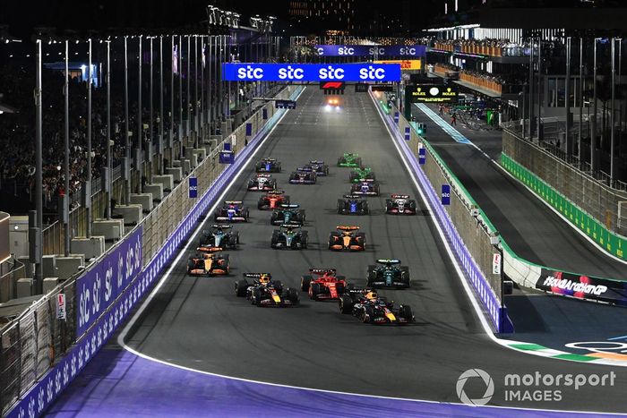 Max Verstappen, Red Bull Racing RB20, Charles Leclerc, Ferrari SF-24, Sergio Pérez, Red Bull Racing RB20, Fernando Alonso, Aston Martin AMR24, Oscar Piastri, McLaren MCL38, el resto de la parrilla en la salida.