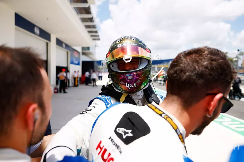 Daniel Ricciardo, RB F1 Team, fait la fête au Parc Ferme