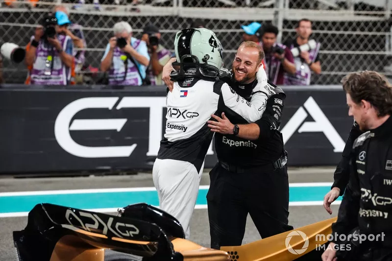 Brad Pitt rueda una escena para la película de F1 al final de la carrera