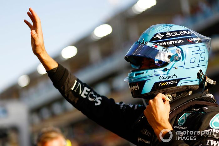 George Russell, Mercedes-AMG F1 Team, saluda desde la parrilla de salida