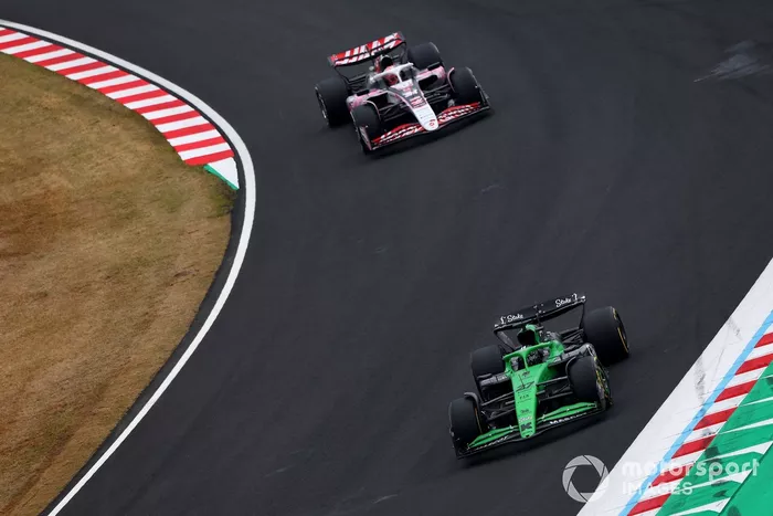 Nico Hulkenberg, Sauber, Esteban Ocon, Haas F1 Team