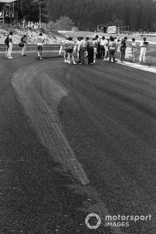 La carrera fue cancelada después de la práctica cuando la pista recién construida se daño debido al calor