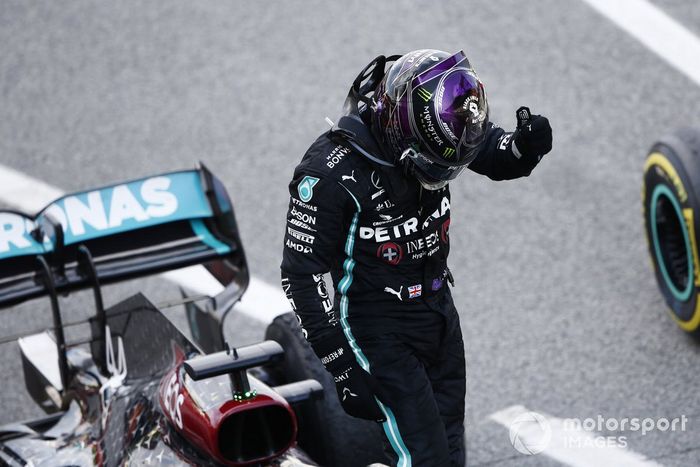 Ganador Lewis Hamilton, Mercedes-AMG Petronas F1, celebra Parc Ferme