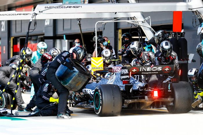 Valtteri Bottas, Mercedes F1 W11, llega a pits