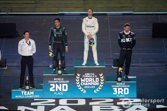 Ian James, jefe de Mercedes-Benz EQ, Mitch Evans, Jaguar Racing, segundo, el campeón Stoffel Vandoorne, Mercedes-Benz EQ, Edoardo Mortara, Venturi Racing, tercero, en el podio de los campeones
