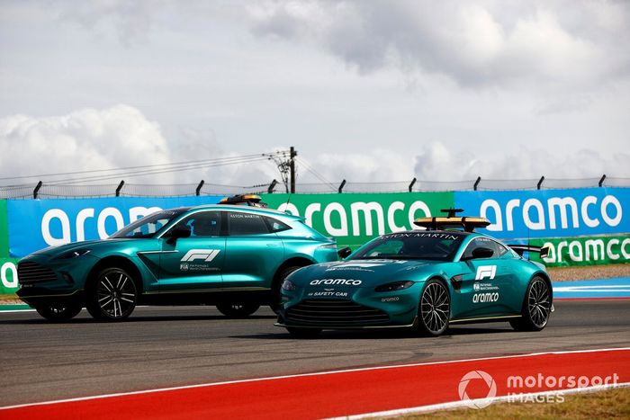 El coche médico y de seguridad en pista