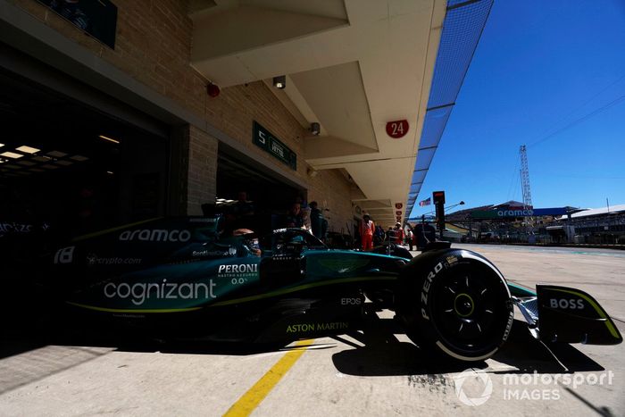 Lance Stroll, Aston Martin AMR22, sale del garaje