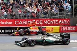Льюіс Хемілтон, Mercedes AMG F1 W07 Hybrid і Даніель Ріккардо, Red Bull Racing RB12