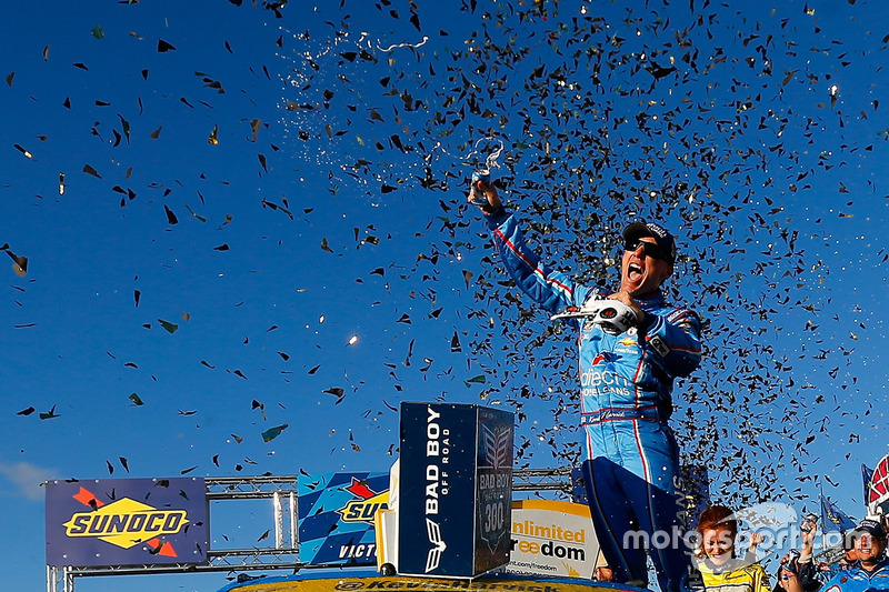 Race winner Kevin Harvick, Stewart-Haas Racing Chevrolet