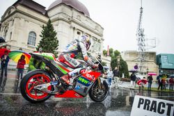 Stefan Bradl, Aprilia Racing Team Gresini en el desfile de MotoGP