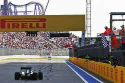 Winner Nico Rosberg, Mercedes AMG F1 Team W07 takes the chequered flag at the end of the race