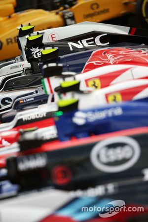 Sahara Force India F1 VJM09 de Sergio Perez, con otros coches en parc ferme