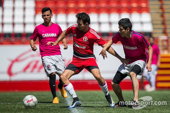 Sergio Pérez juega futbol