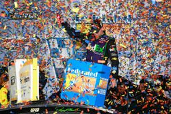 Le vainqueur Denny Hamlin, Joe Gibbs Racing Toyota