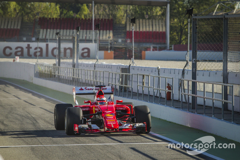 Kimi Räikkönen, Ferrari SF15-T, mit Pirelli-Reifen für 2017