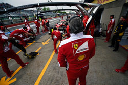 Мауріціо Аррівабене, голова Ferrari Team спостерігає за Себастьяном Феттелем, Ferrari SF16-H в піт-л