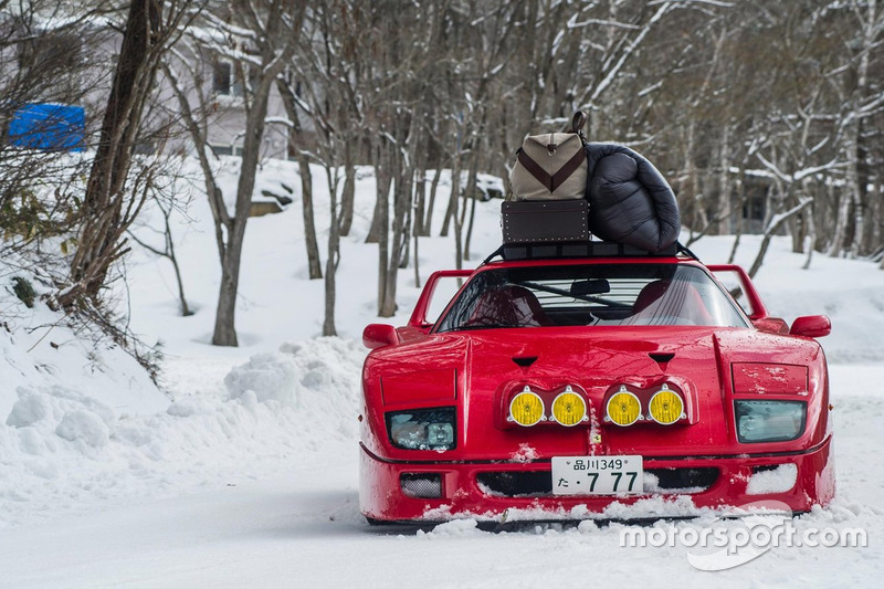 Ferrari F40 у снігу