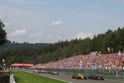 Jenson Button, McLaren MP4-31 y Kevin Magnussen, Renault Sport F1 Team RS16 al comienzo de la carrer