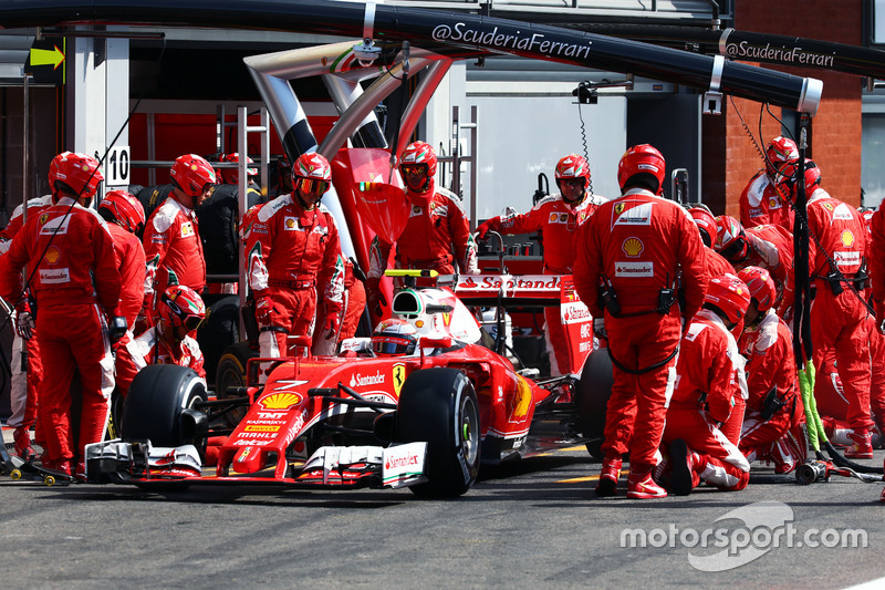 Kimi Raikkonen, Ferrari SF16-H makes a pit stop