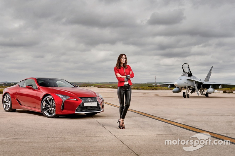 Lexus LC 500 проти F-18