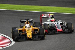 Kevin Magnussen, Renault Sport F1 Team RS16 y Esteban Gutiérrez, Haas F1 Team VF-16