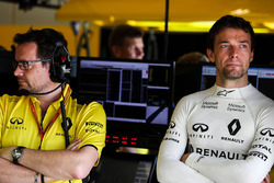 (Зліва направо): Джуліен Сімон-Чаутемпс, гоночний інженер Renault Sport F1 Team та Джоліон Палмер, R