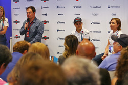 (L naar R): James Allen, met Felipe Massa, Williams en Claire Williams, Williams gedeputeerd teambaa