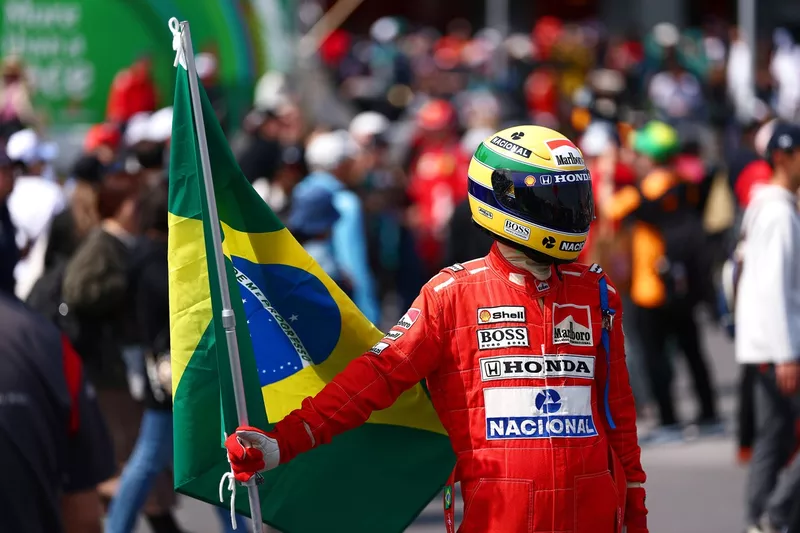 Un fan s'est déguisé en Ayrton Senna