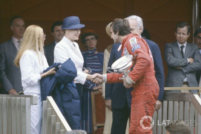 Podio: el ganador de la carrera Carlos Reutemann, Williams FW07B con el Príncipe Rainiero y la Princesa Grace de Mónaco