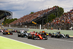 Sebastian Vettel, Ferrari SF70H, Lewis Hamilton, Mercedes AMG F1 W08, au départ